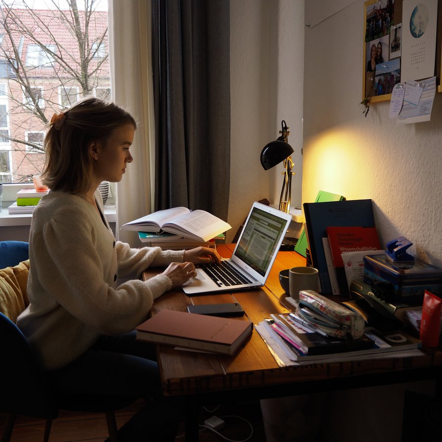 Foto: Baxmann eine junge Frau am Schreibtisch