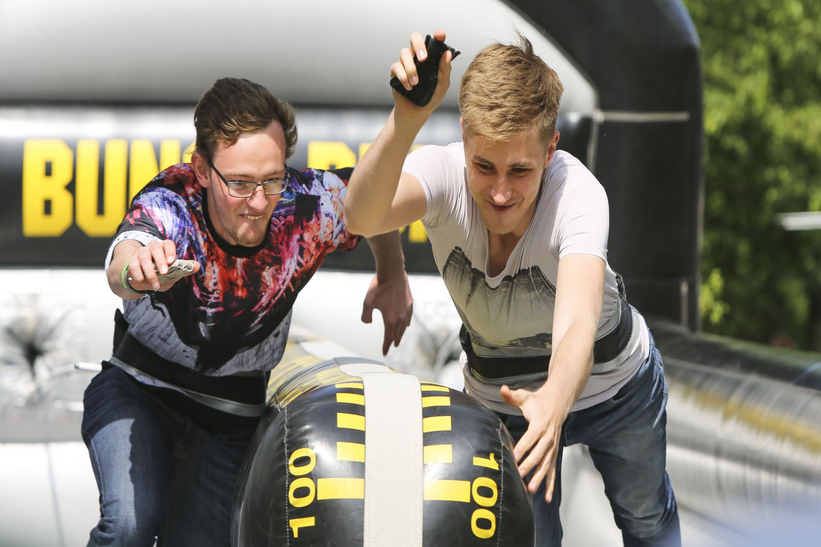 Wer schafft es schneller ans Ziel? Beim Bungeerun waren Kraft und Geschick gefragt. Foto: Molter