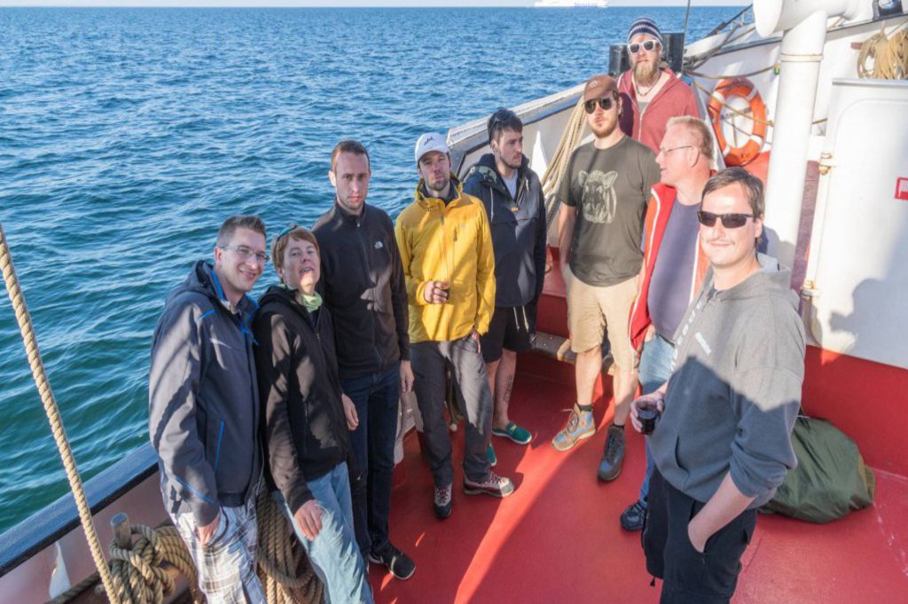 Eine Gruppe Segelbegeisterter schaut zufrieden in die Kamera.