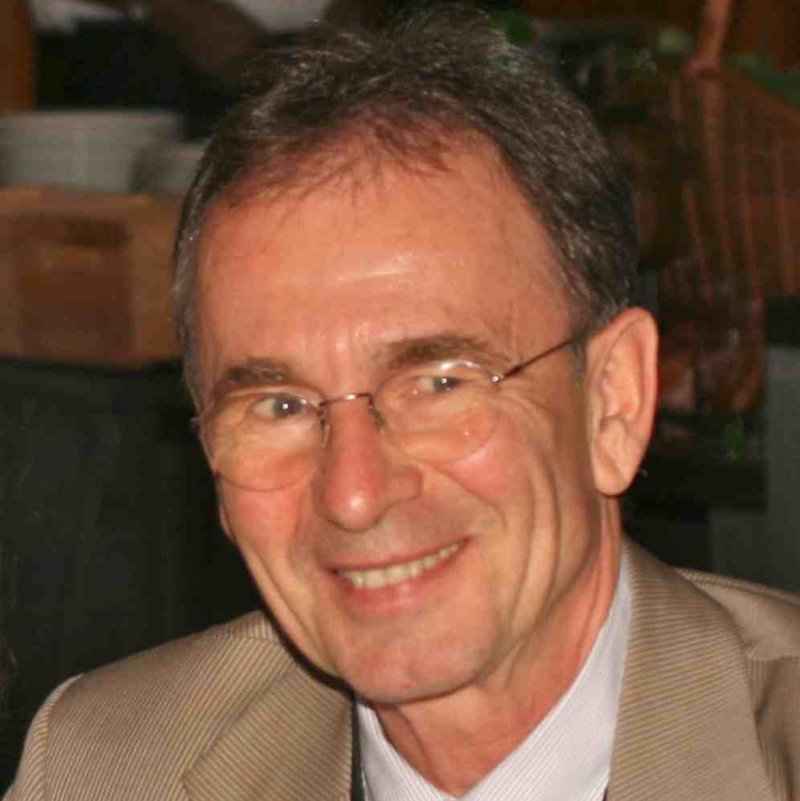 Die Nahaufnahme zeigt das Gesicht eines zufriedenen älteren Mannes.