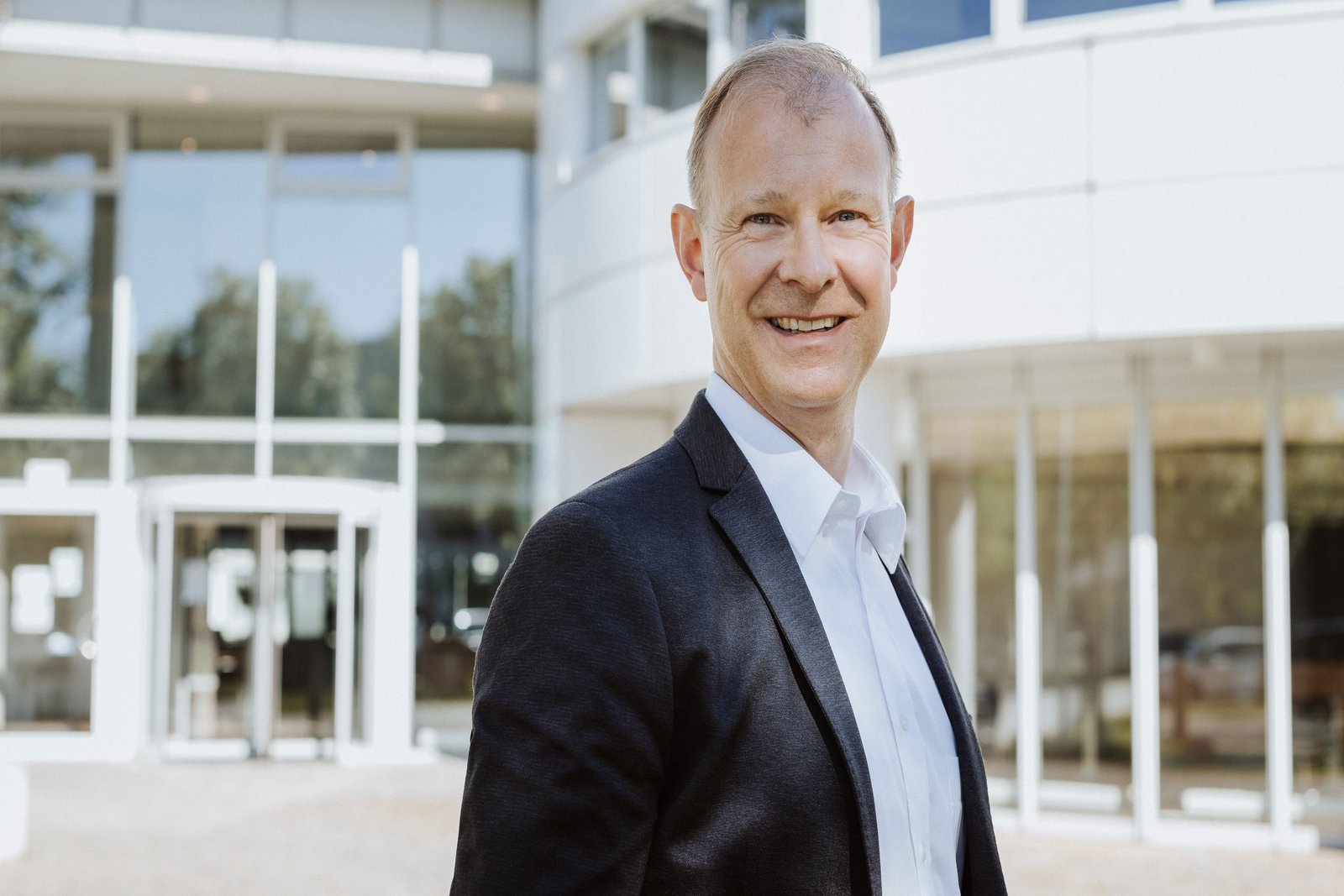 Kitz-Geschäftsführer Andree Mehrens steht vor dem Gebäude