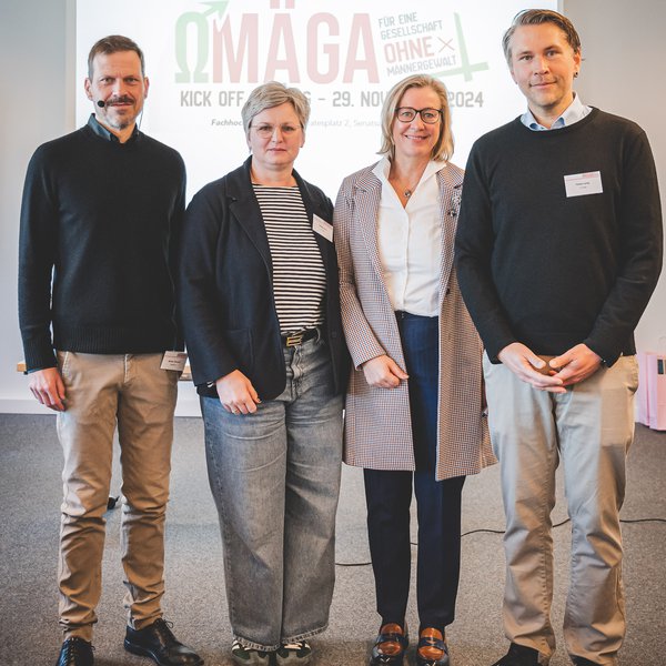 Vier Personen stehen nebeneinander. Von links: Markus Theunert (Dachverband Schweizer Männer- und Väterorganisationen), Prof. Dr. Carmen Hack (FH Kiel), Gleichstellungsstaatssekretärin Silke Schiller-Tobies, Prof. Dr. Fabian Lamp (FH Kiel).