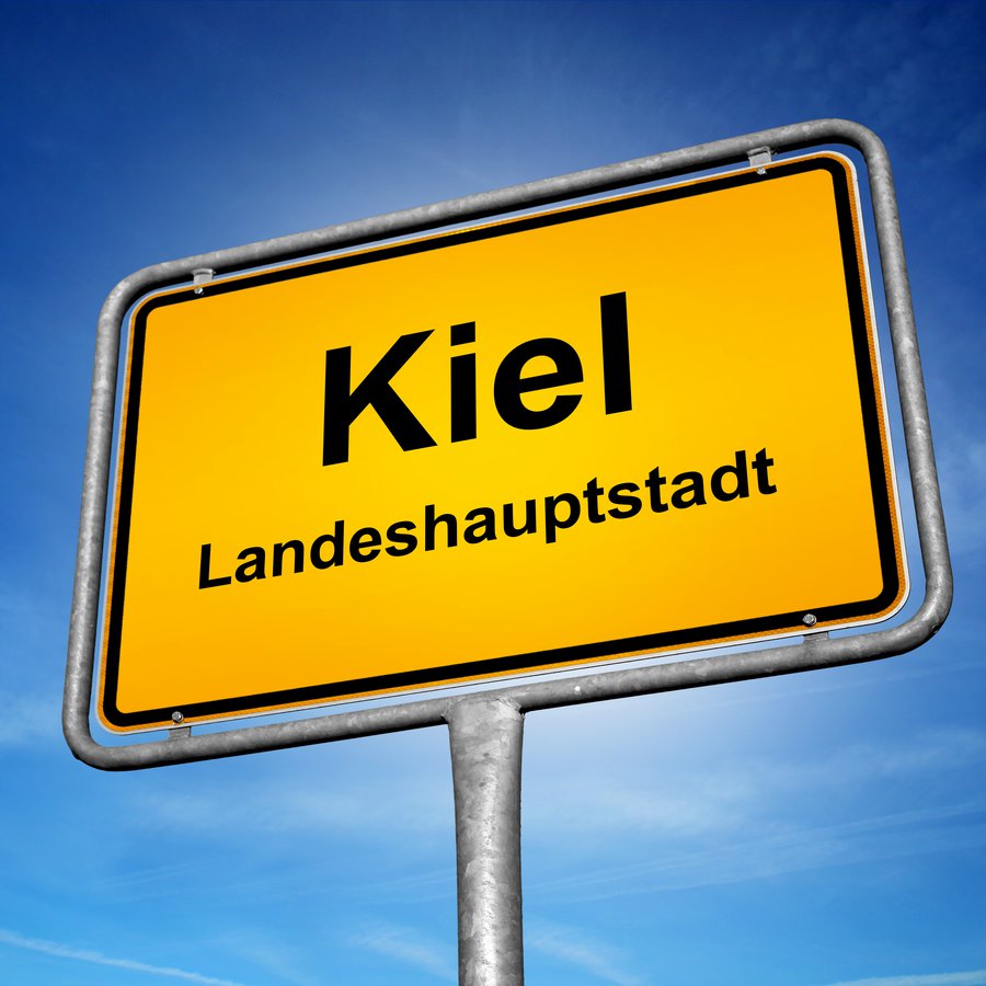 Ortsschild der Landeshauptstadt Kiel vor sonnigem Himmel