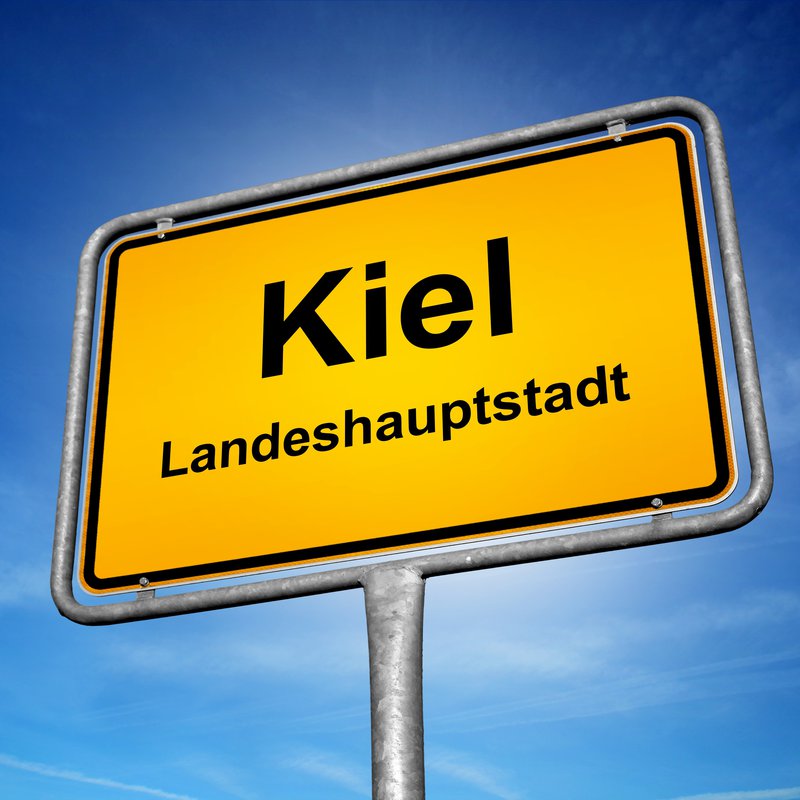 Ortsschild der Landeshauptstadt Kiel vor sonnigem Himmel