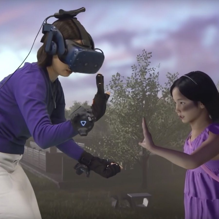 Eine Frau trägt eine Virtual Reality Brille und kann so eine Animation ihrer verstorbenen Tochter sehen.