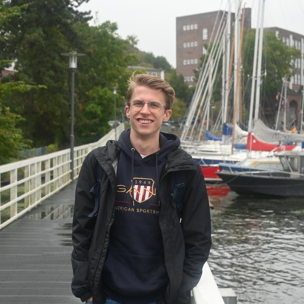 Paul_Radtke_Foerde-Kompass Paul Radtke steht auf dem Steg vor der Schwentine Mensa der FH Kiel
