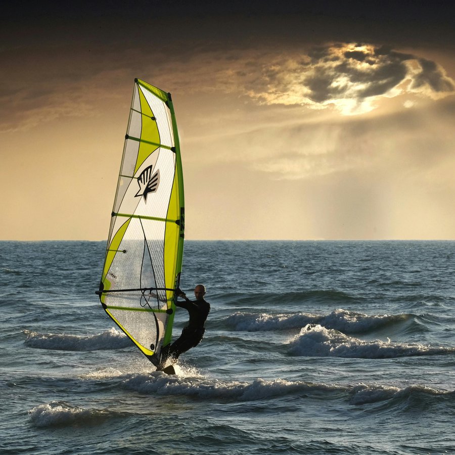 Surfer im Sonnenuntergang auf dem Meer