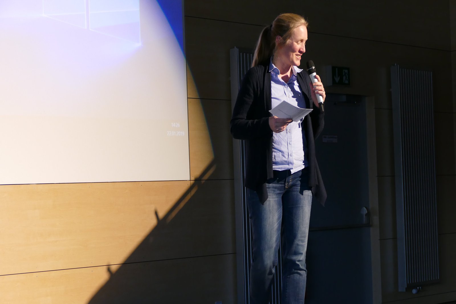 Prof. Dr. Anja Wiebusch übernahm die Moderation der Veranstaltung und holte die einzelnen Teams zur Melodie von Eye of the Tiger auf die Bühne. Foto: Königs