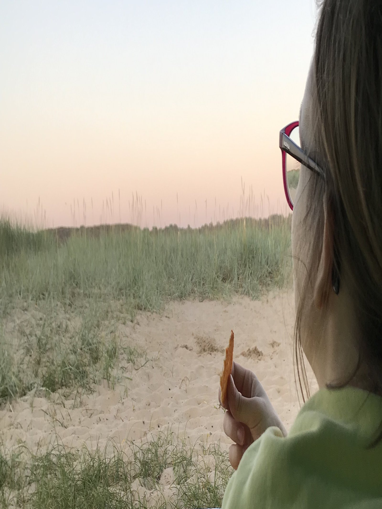 eine junge Frau am Strand