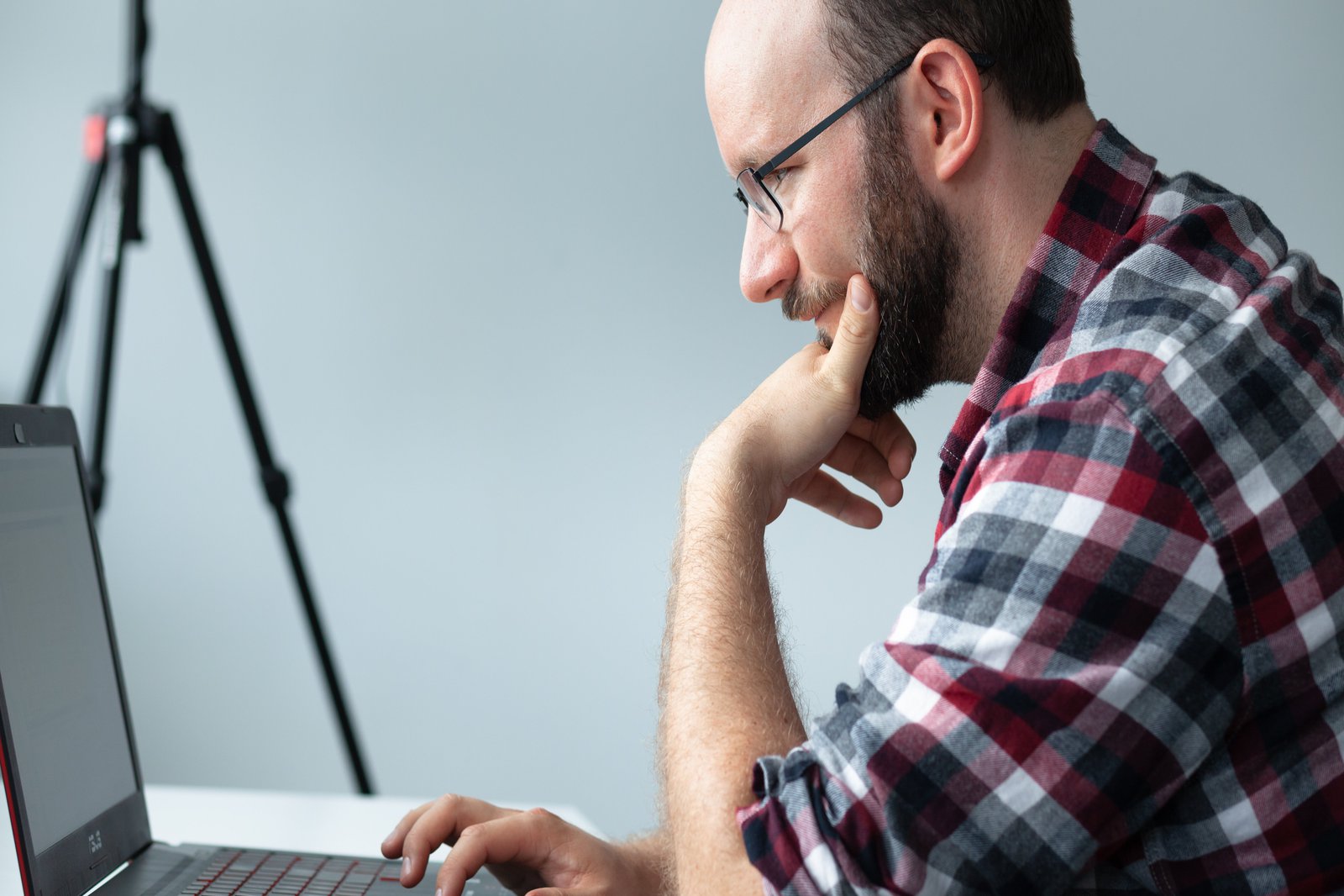 Ein Mann arbeitend an seinem Laptop