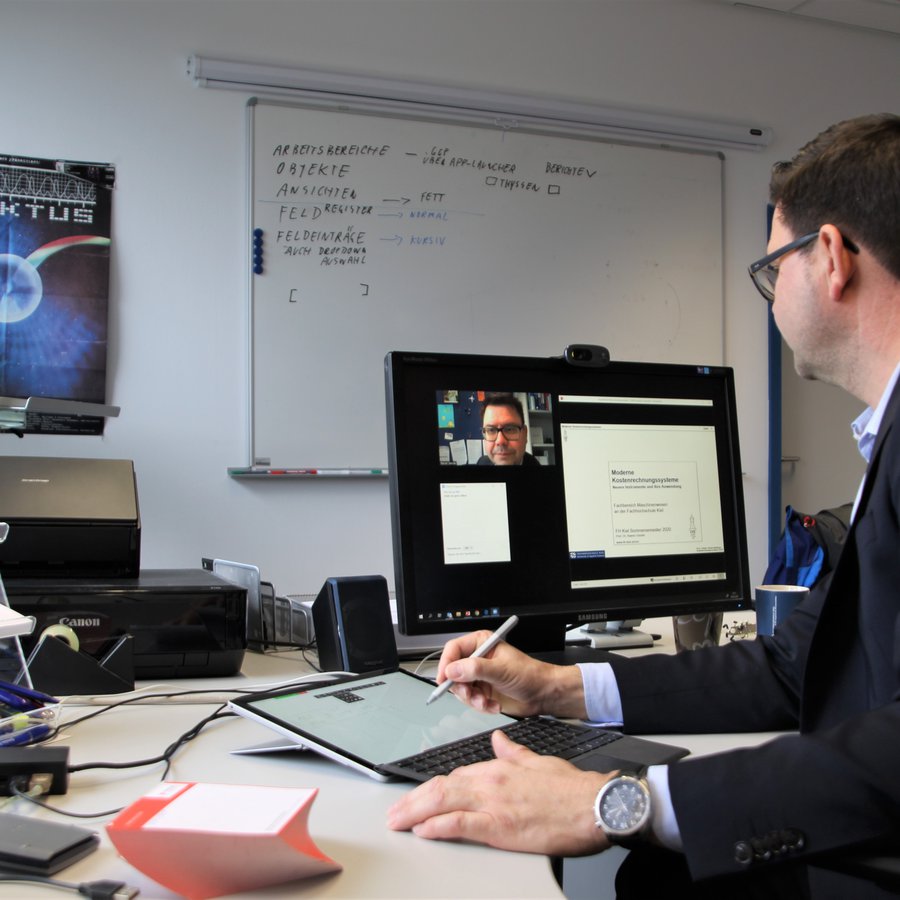 Foto: Kläschen Mann am PC und Tablet