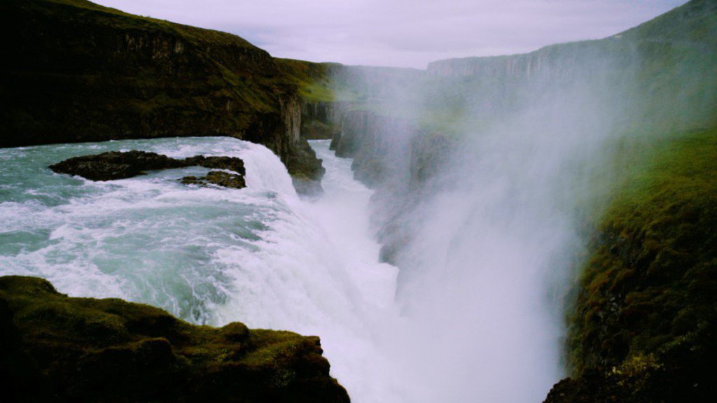 Ein Canyon in den ein Wasserfall mündet.