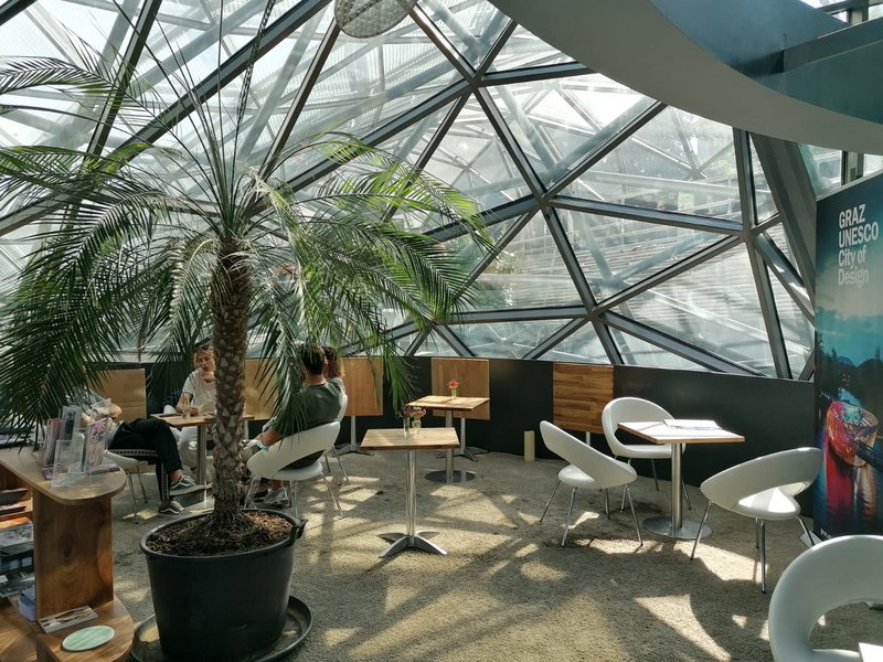 ein Kulturcafé mitten auf der Murinsel mit moderner Architektur und viel offener Fensterfront
