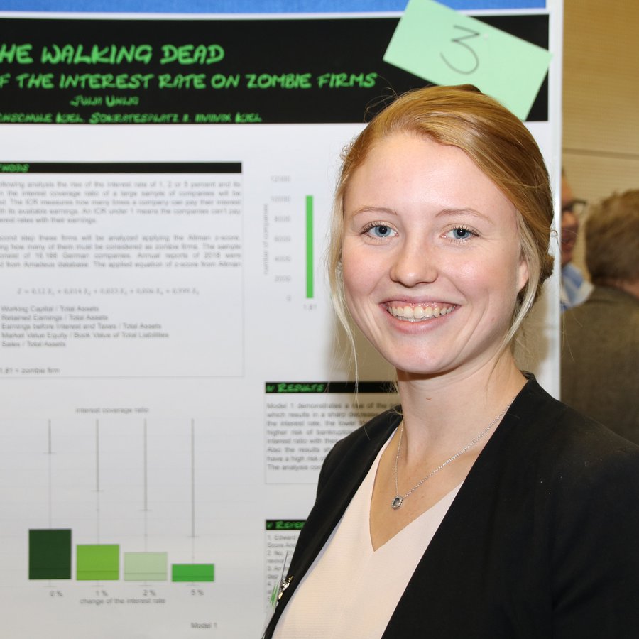 Julia Uhlig präsentierte der Fachjury das Thema „The Walking Dead. The Influence of Interest Rates on Zombie Firms“. (Foto: C. Beeck)