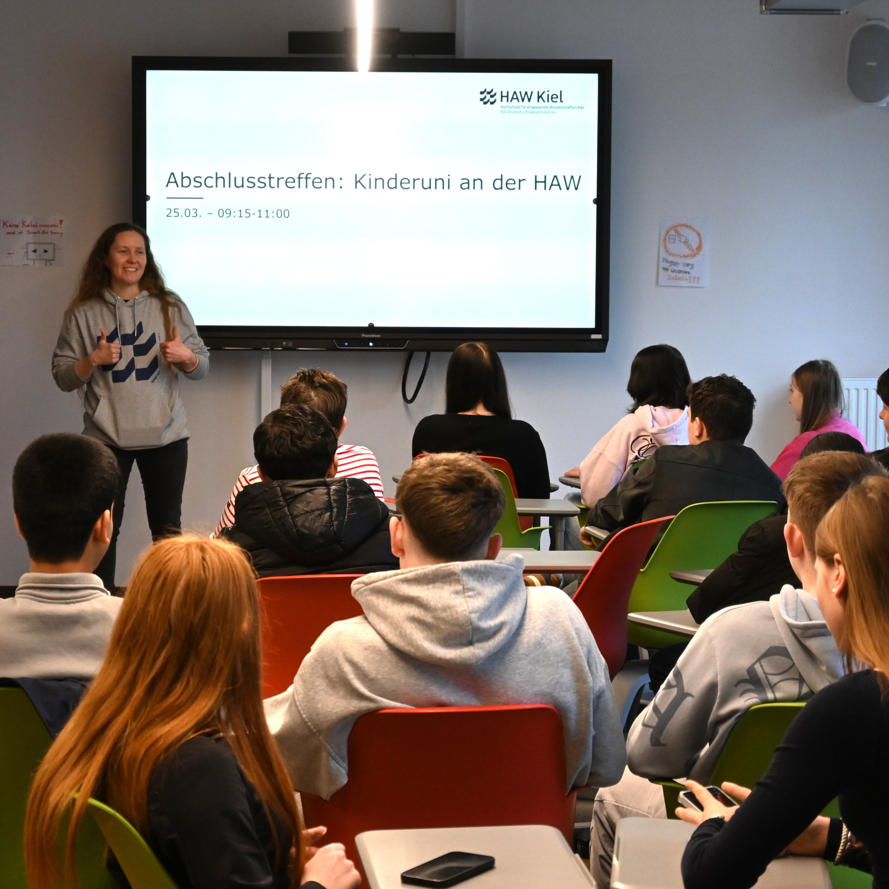 Eine Frau vor einer Gruppe