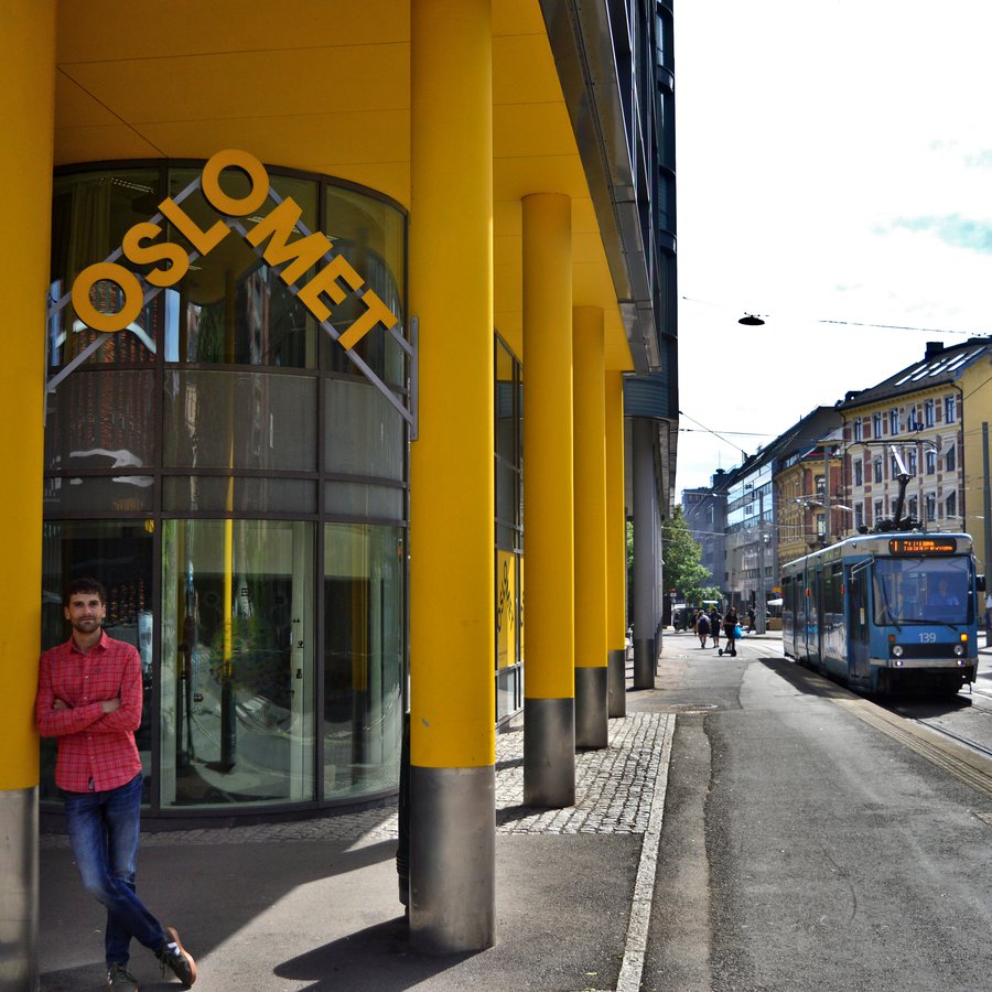 Foto: Ruhm ein Mann an der Eingangstür zur Universität in Oslo