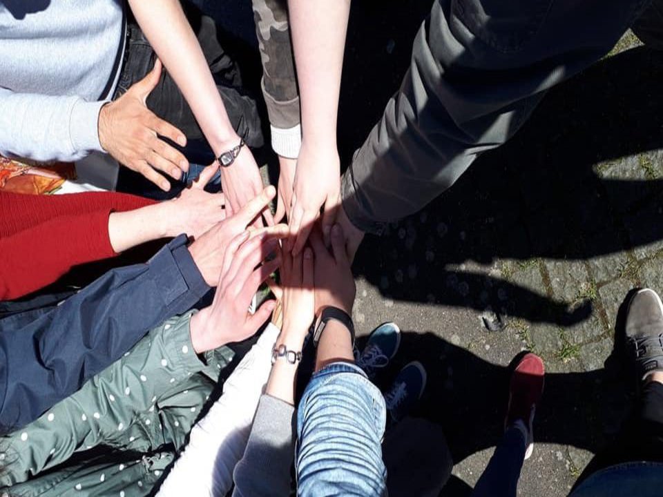 Viele Hände die gemeinschaftlich aufeinander gelegt wurden.