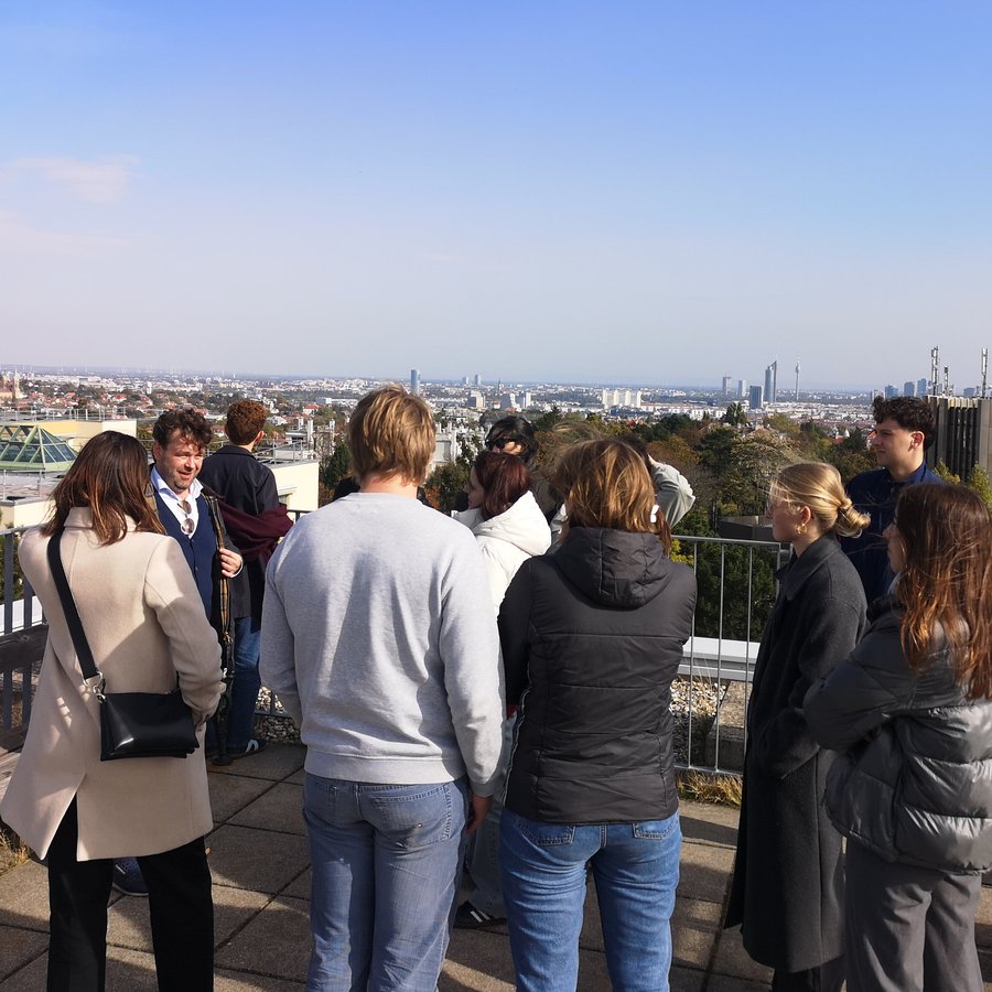 Menschen auf einem Dach