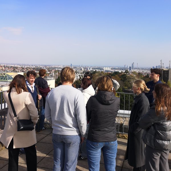 Menschen auf einem Dach