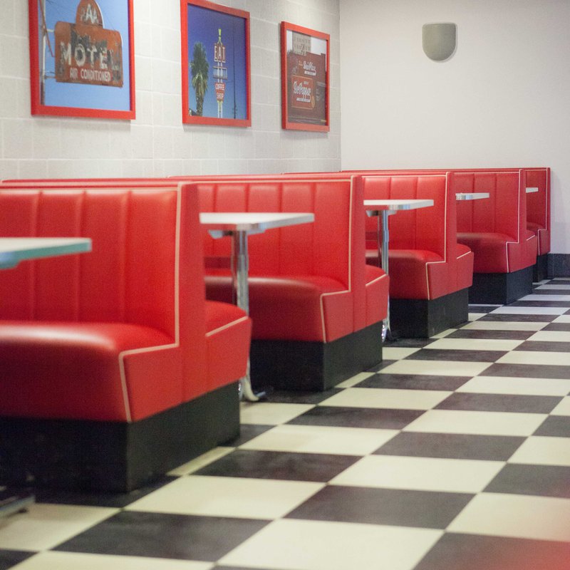 rote Sitzbänke und Tische