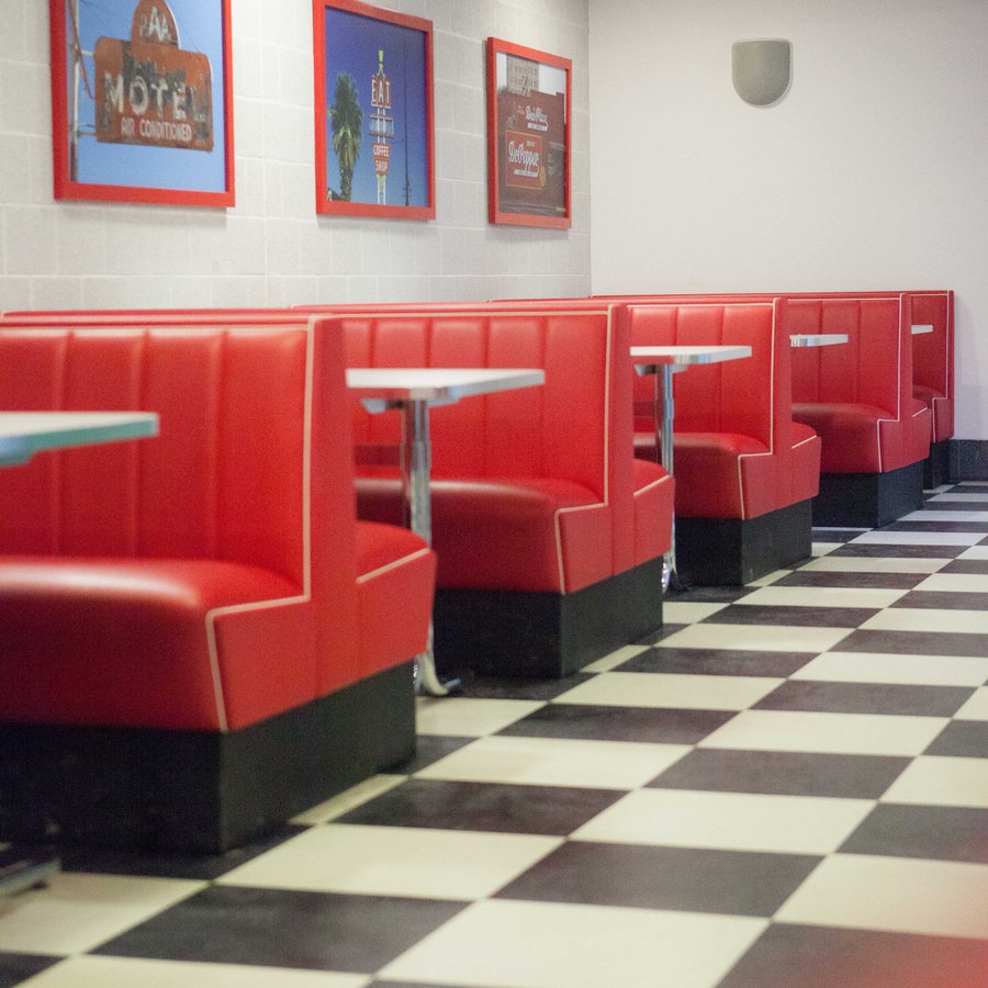 rote Sitzbänke und Tische