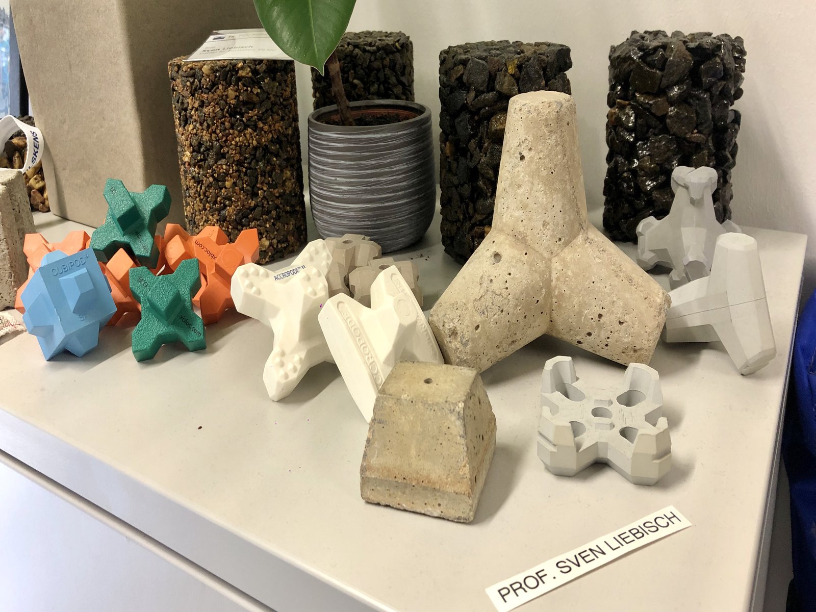 Modelle auf Schreibtisch