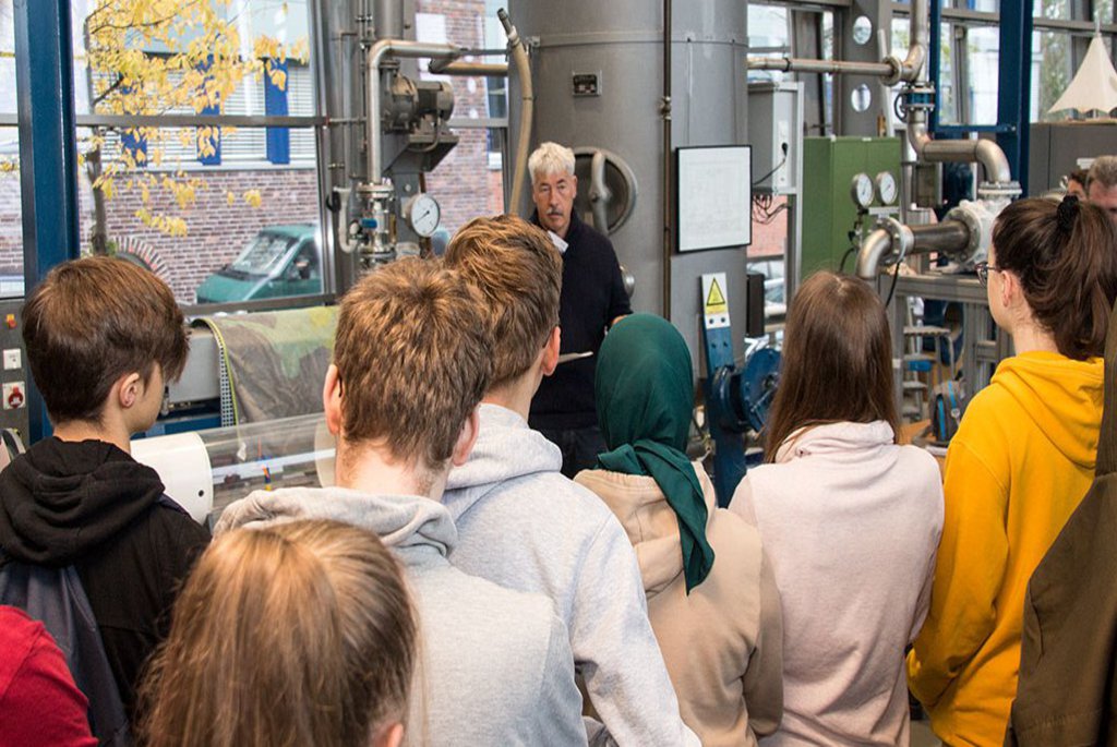 Prof. Dr. Olaf Neumann begrüßte zum Tag der Technik Schüler*innen aus Brunsbüttel und Elmschenhagen in der Maschinenhalle. Foto: Hartmut Ohm