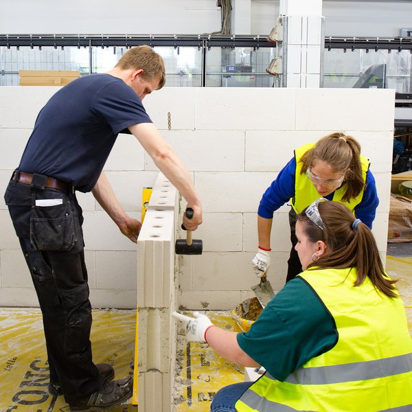 Tag_des_Mauerwerks_3 Studierende der FH Kiel versuchen am Tag des Mauerwerks, eine Mauer gerade hochzuziehen