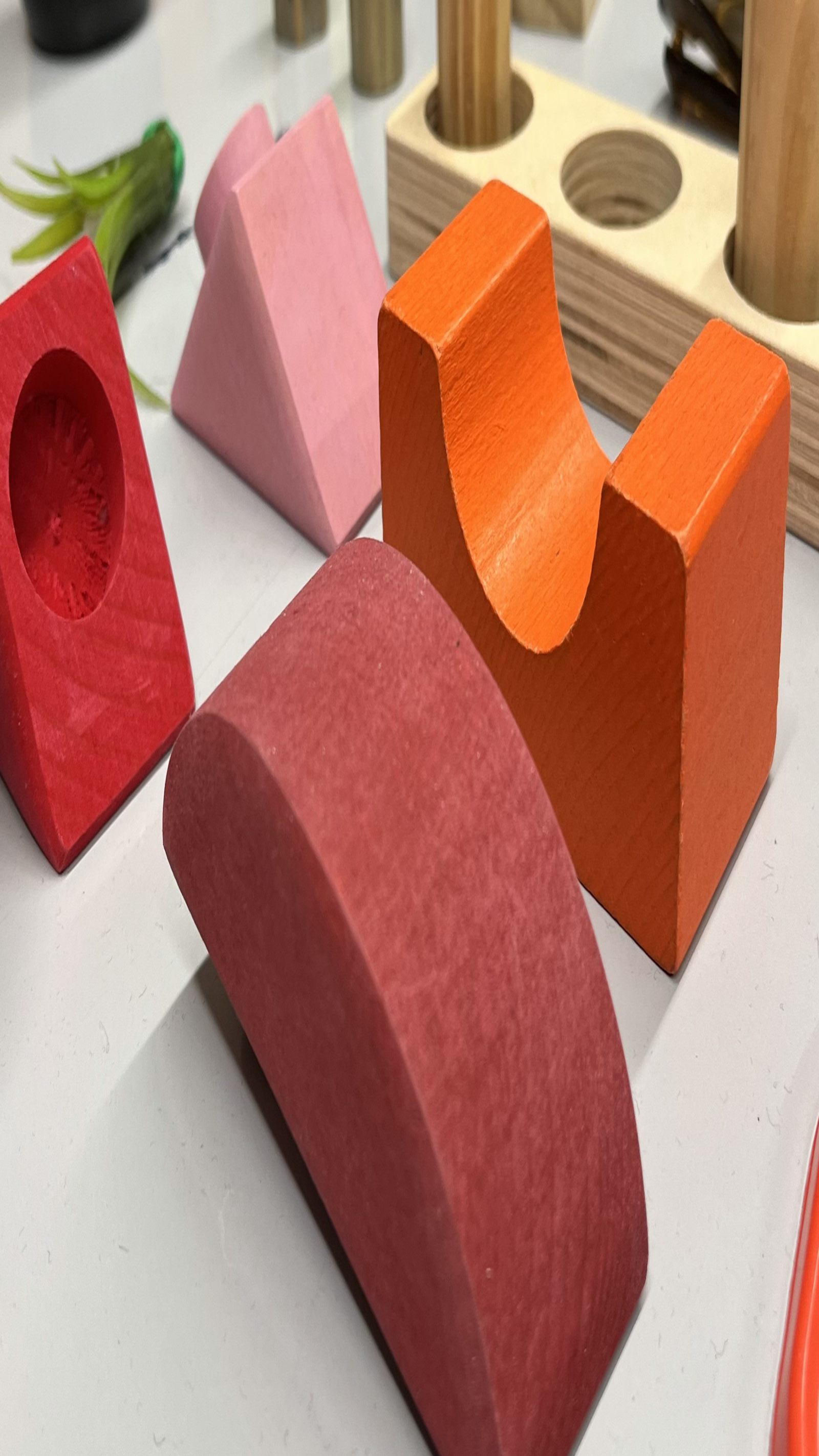 Verschiedene Materialien, Formen und Farben: Die Objekte müssen die Kinder ansprechen und zur Nutzung anregen.