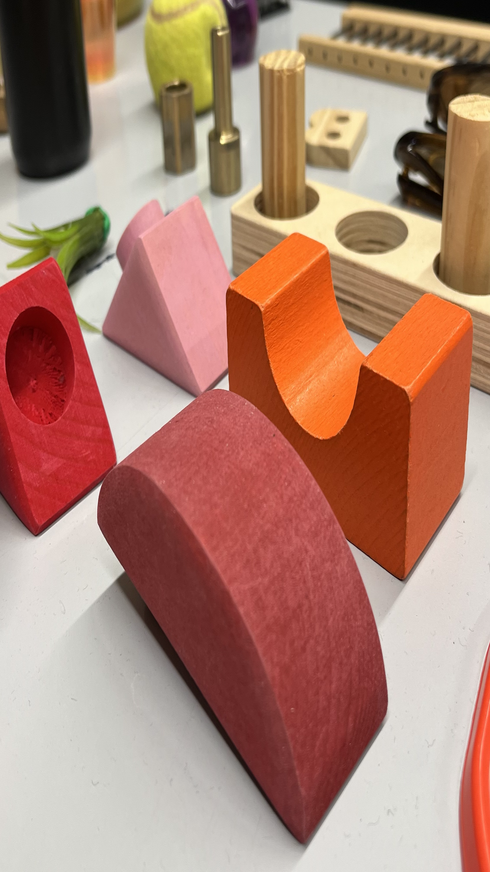 Verschiedene Materialien, Formen und Farben: Die Objekte müssen die Kinder ansprechen und zur Nutzung anregen.