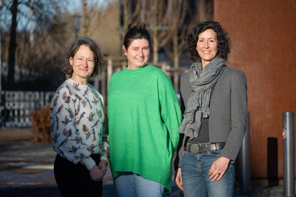 v.l.n.r.: Kanzlerin Dr. Anja Franke-Schwenk, Annemarie Müller vom Familienservice und Gleichstellungsbeauftragte Dr.in Marike Schmeck stehen nebeneinander auf dem Campus und lächeln in die Kamera 