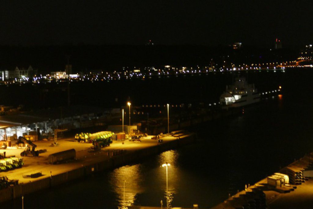 Der Kieler Hafen und seine Lichter am Abend.
