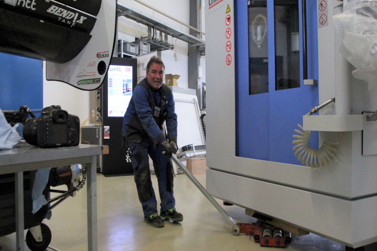 Arbeiter mit Maschine