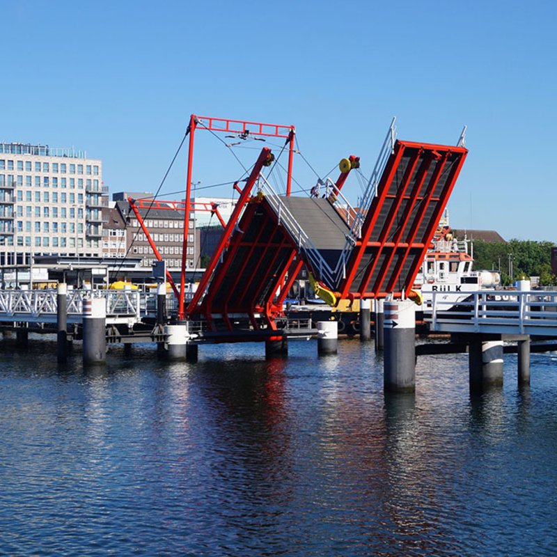 Zusammengeklappte Hörnbrücke am Kieler Hauptbahnhof