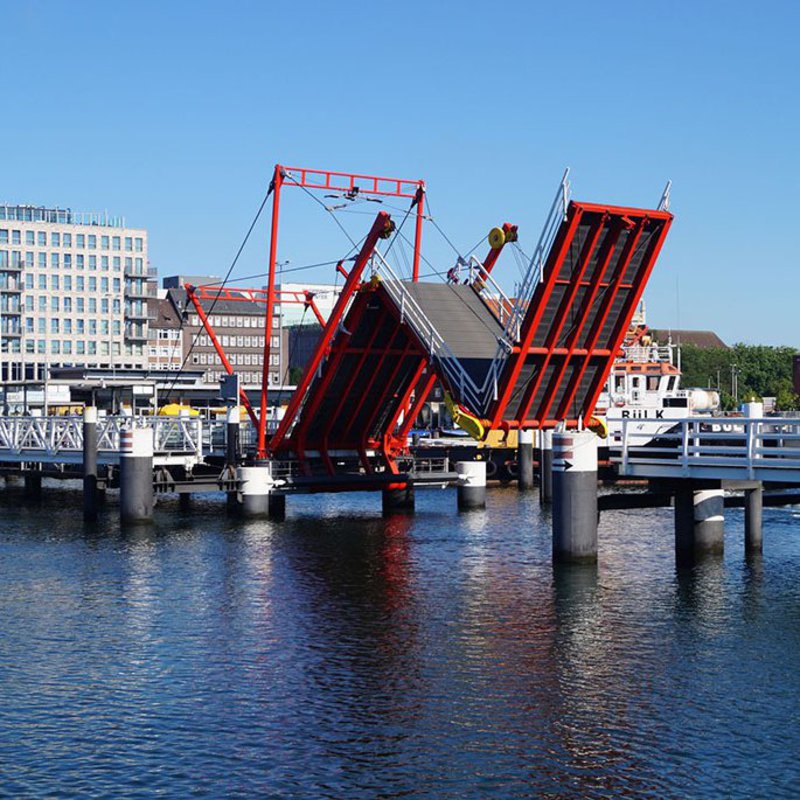 Zusammengeklappte Hörnbrücke am Kieler Hauptbahnhof