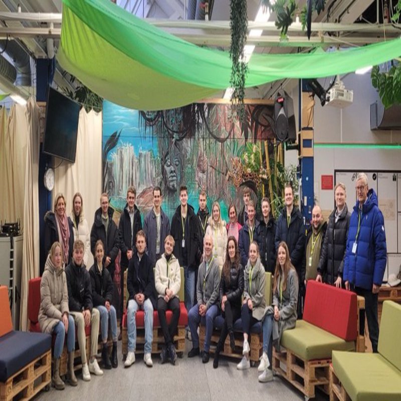 Besuchergruppe Garage von Dräger