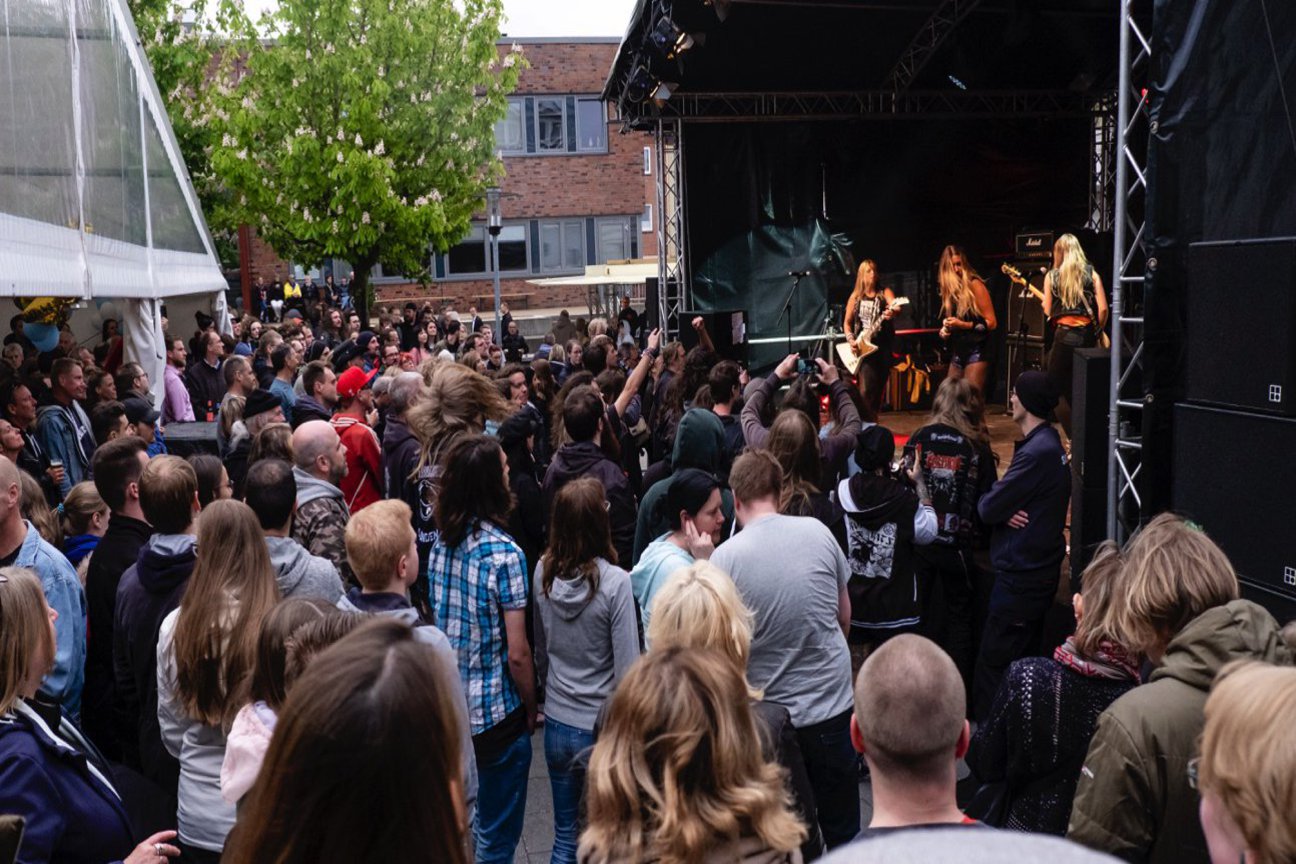 Die schwedische Rockband Thundermother setzte einen kraftvollen Schlusspunkt unter das Festprogramm. Foto: Molter