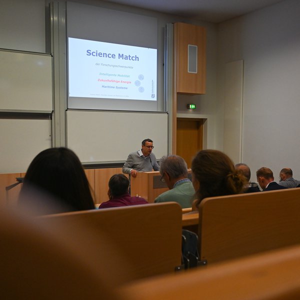 Begrüßt alle Teilnehmer*innen zu „Tag der Forschung“, Vizepräsident Prof. Dr. Tobias Hochscherf.