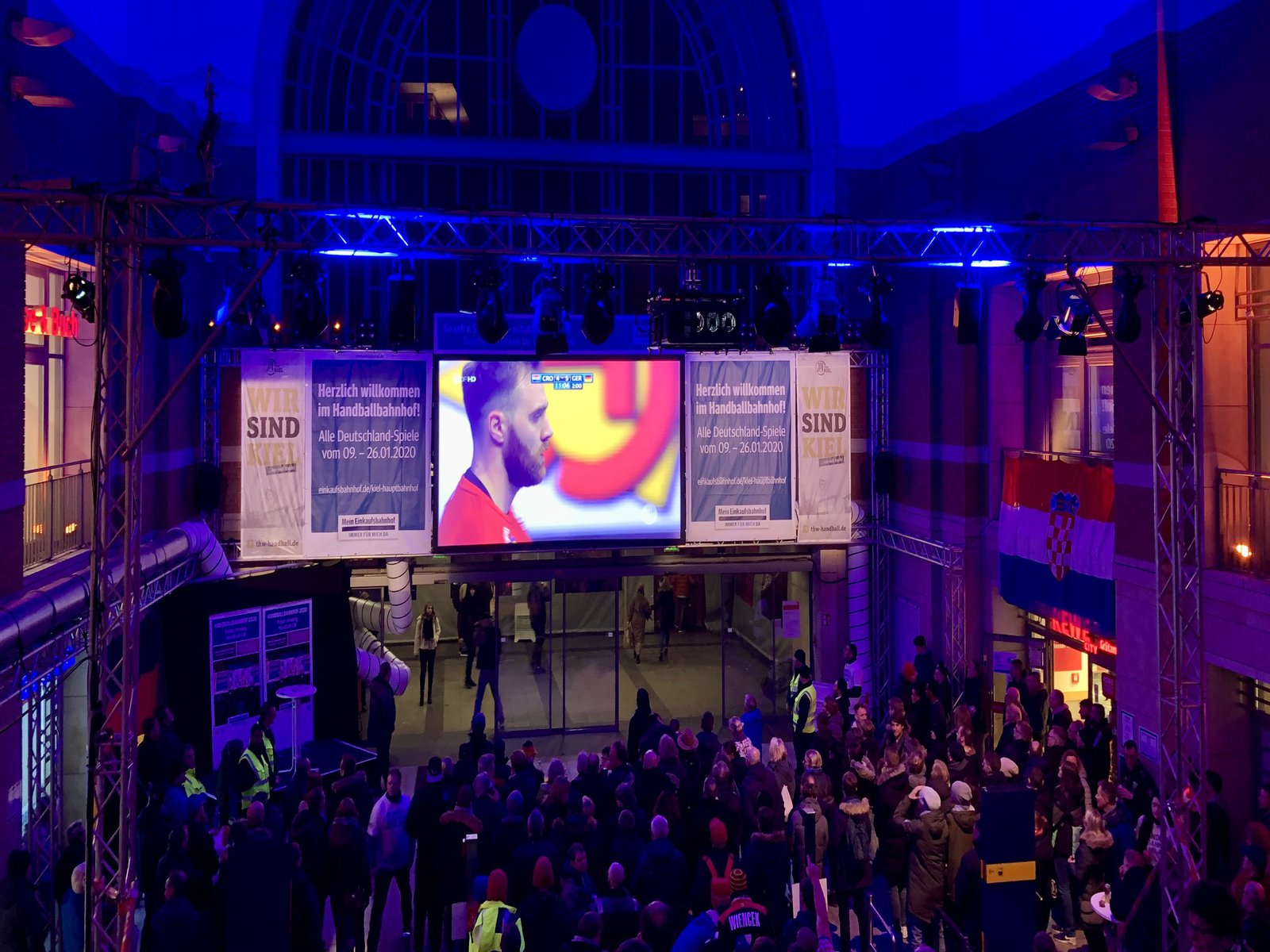 Public Viewing eines Handballspiels am Kieler Hauptbahnhof.