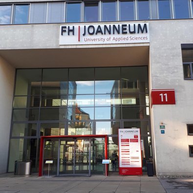 die FH Joanneum vor dem Eingangsgebäude