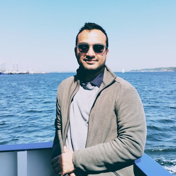 international_ankit_Chouraisa Ein Mann steht am Wasser an einer Reling