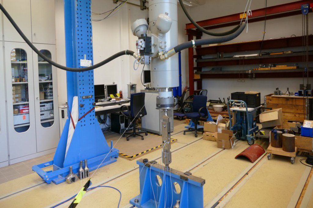 Ein Maschinenraum mit diversen Gerätschaften und Apparaturen.