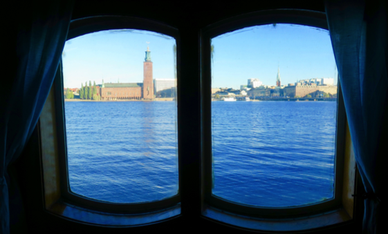 Der Ausblick durch ein Schiffsfenster, zielt auf den Strand von Laboe und das dort stehende Mahnmal.