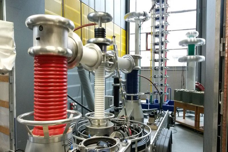 Eine in einer hellen Halle stehende Apparatur, mit vielen Verbindungsstücken , Kegeln und Spiralen.