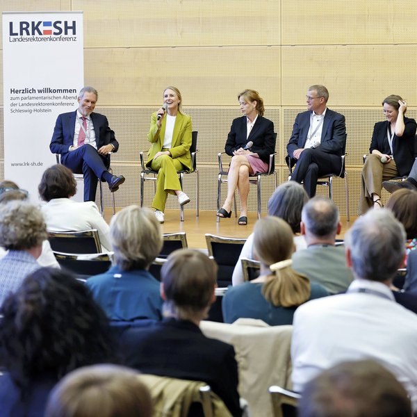 (v.l.n.r. Thomas May (Generalsekretär Wissenschaftsrat), Julia Carstens (Staatssekretärin Wirtschaftsministerium) Karin Prien (Wissenschafts- und Forschungsministerin) Prof. Dr. Björn Christen-sen (Vorsitzender LRK), Sandra Magens (Sprecherin der Kanzler*innen) und Jan-Martin Wiarda (Wissenschaftsjournalist und Moderator) 