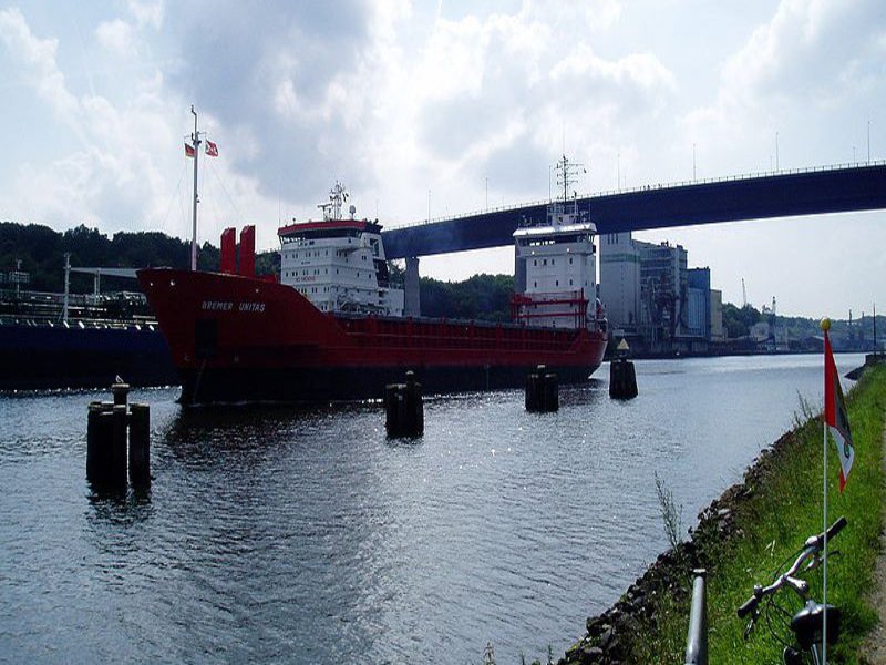 Eine wunderbare Strecke für eine Radtour führt am Nord-Ostsee-Kanal entlang. Foto: Muns