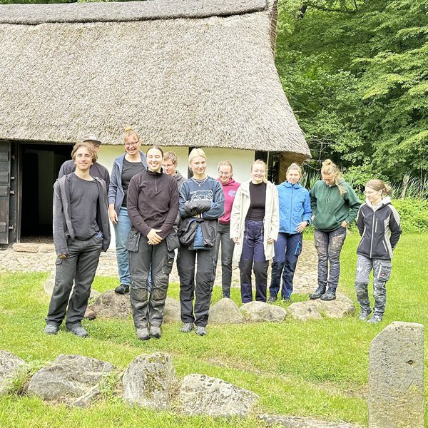 Eine Gruppe vor einem Haus.