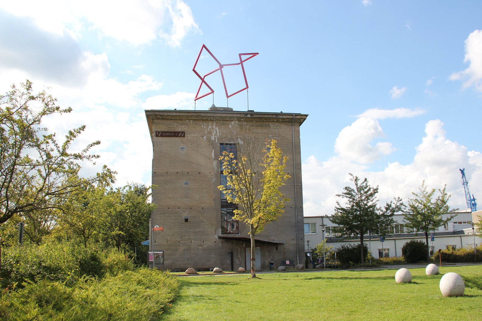 Ein altes Bunkergabäude auf dem Campus der FH Kiel.
