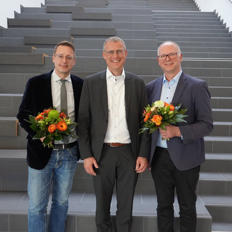 HAW-Kiel-Präsident Prof. Dr. Björn Christensen (Mitte) mit den neu gewählten Vizepräsidenten Prof. Dr. Tobias Hochscherf (links) und Prof. Dr. Jens Lüssem (rechts).
