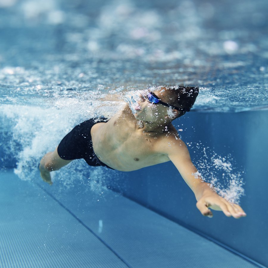 Bald schwimmen zu Studipreisen? Mann, der schwimmt